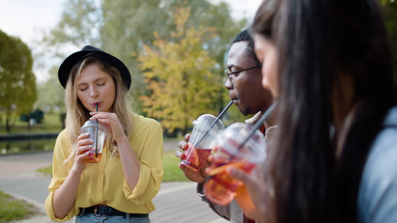 젊은 친구들이 축하하고 있습니다.