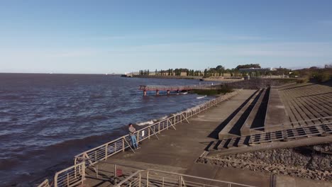 Vista-Aérea-De-La-Costanera-De-Buenos-Aires-Y-Las-Formas-Geométricas-En-La-Orilla