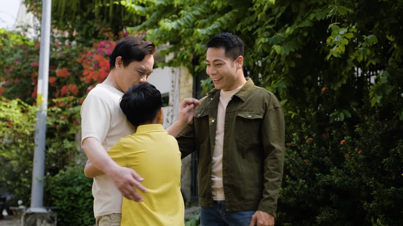 아시아 남자와 소년 야외