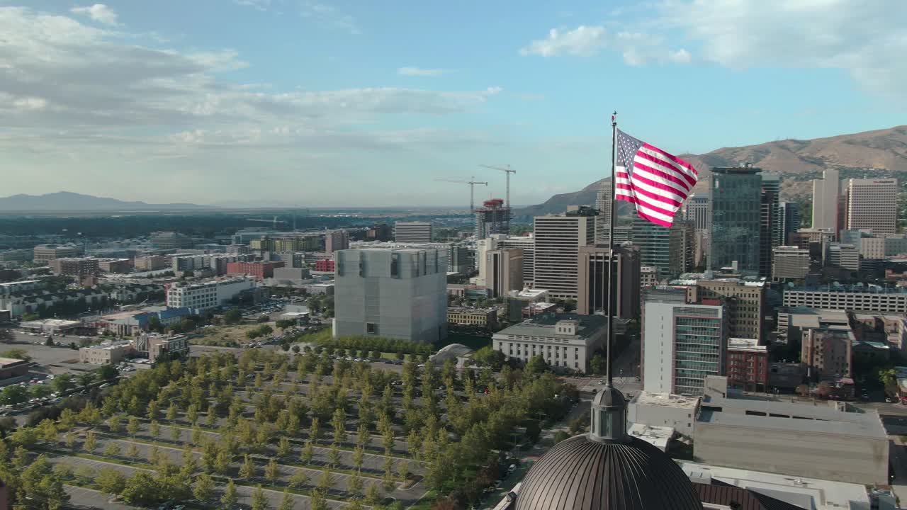 increíble toma de la bandera de los estados unidos en la parte superior del edificio en salt lake city utah