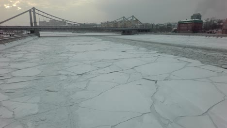 Eisdrift-Auf-Einem-Megapolis-Fluss