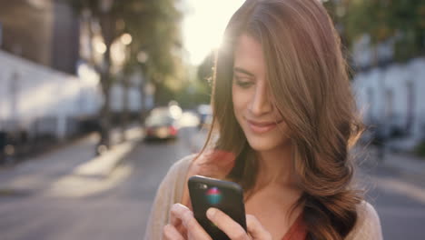 Hermosa-Mujer-Usando-Una-Aplicación-De-Tecnología-De-Teléfono-Inteligente-En-La-Ciudad