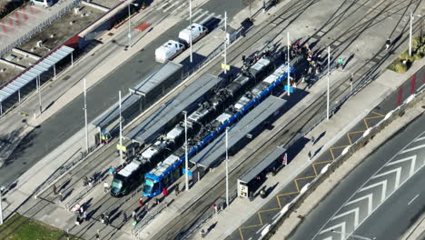 Über-Ihnen-Gleiten-Straßenbahnen-An-Den-Lebhaften-Märkten-Von-La-Mosson-Vorbei.