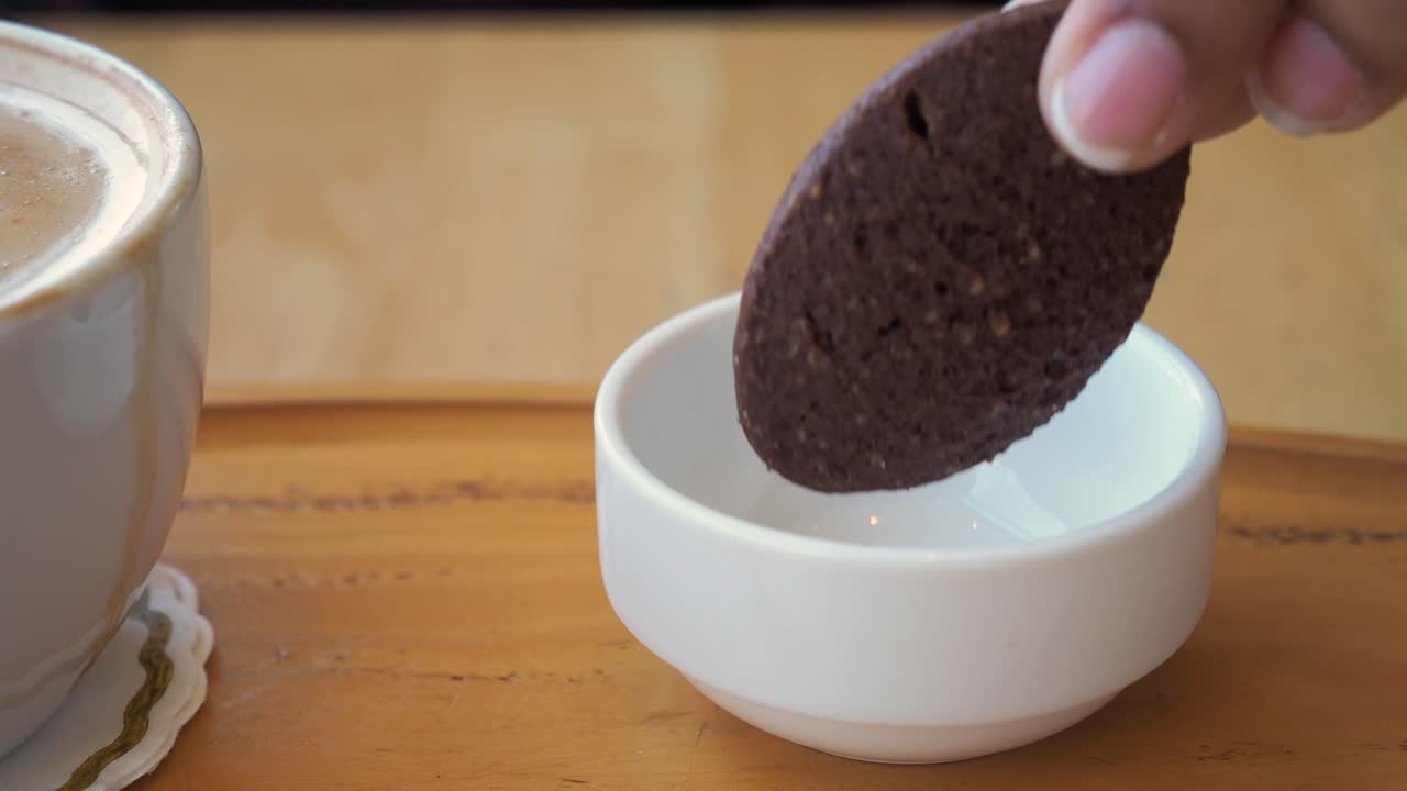 커피와 함께 초콜릿 쿠키