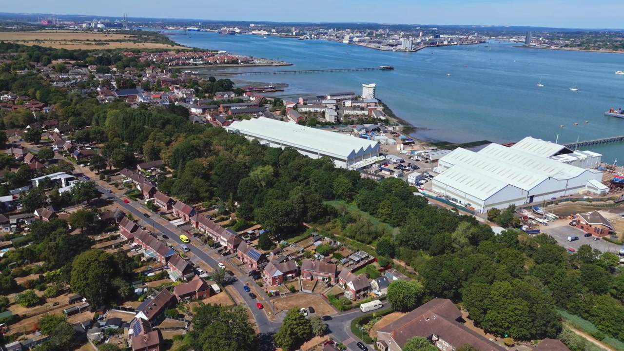 Hythe è una città costiera su Southampton Water nell'Hampshire, Inghilterra, situata vicino alla New Forest con aree residenziali, un molo storico e una marina.