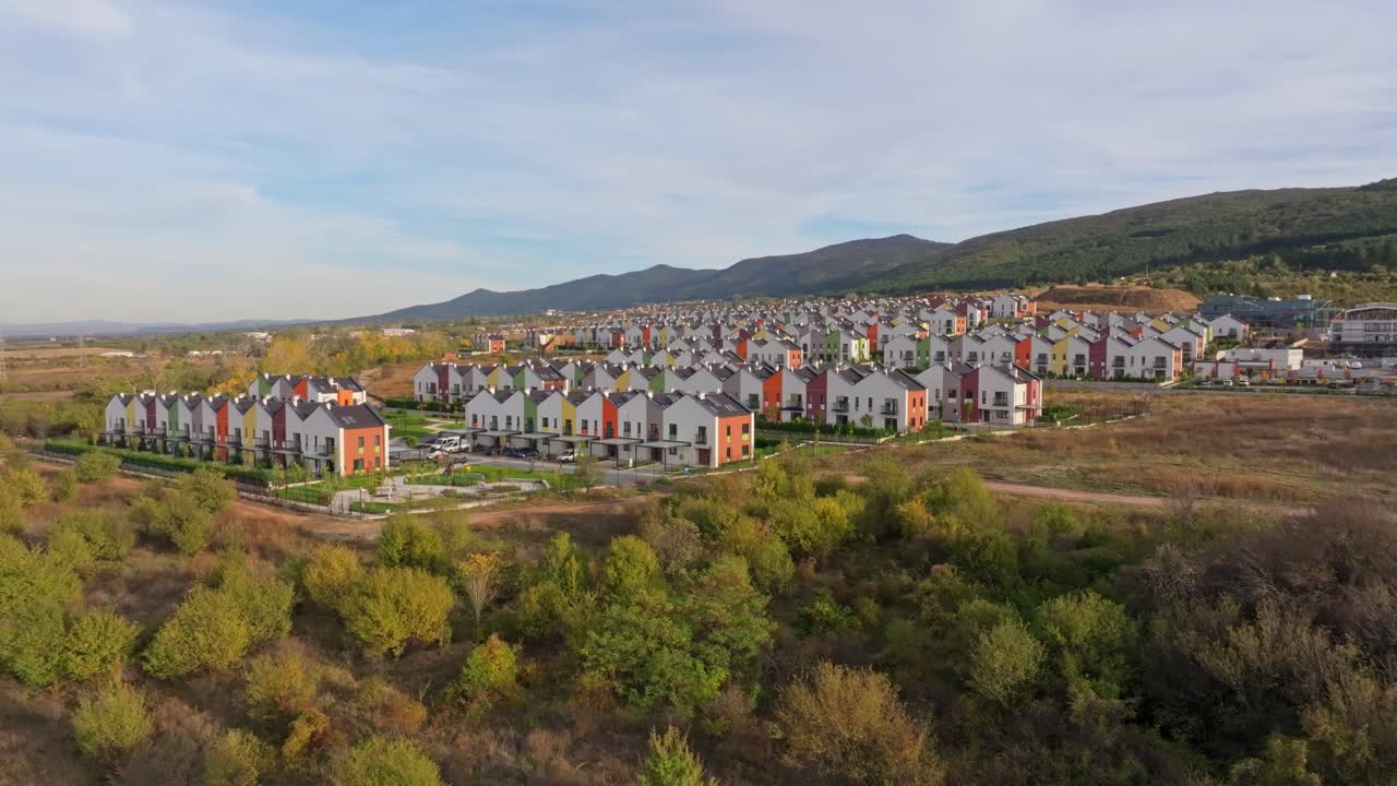 Droneudsigt over moderne huse omgivet af træer i Lozen, Bulgarien