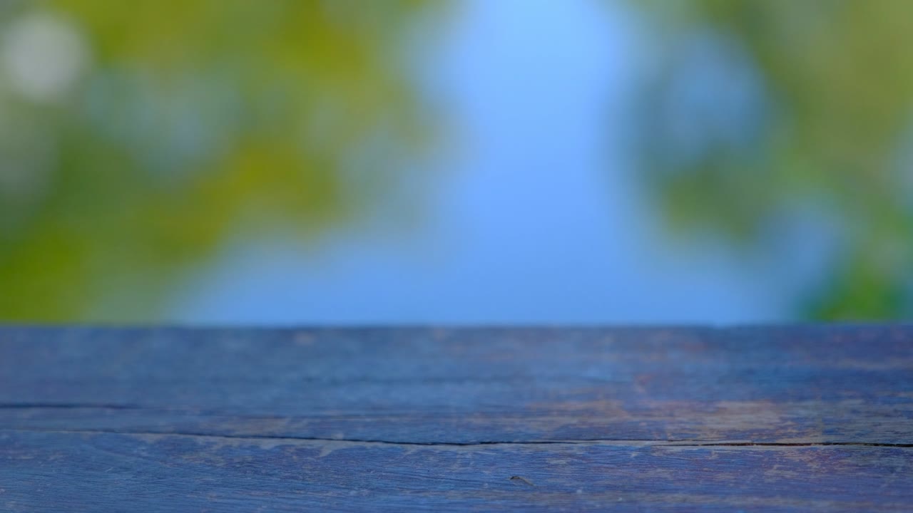 mesa de madera junto al lago