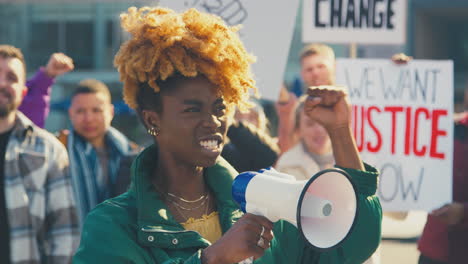 Demonstranten-Mit-Plakaten-Und-Megafon-Zum-Thema-„Black-Lives-Matter“-Demonstrationsmarsch-Gegen-Rassismus