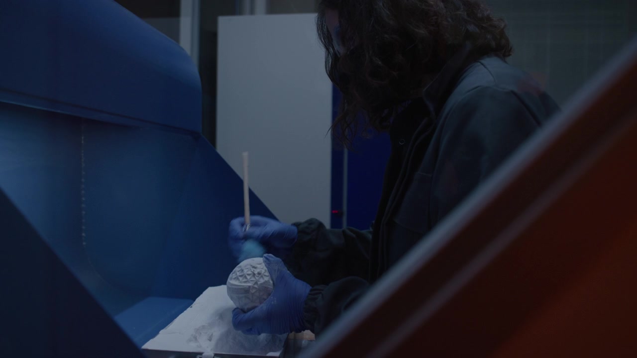 Spazio di lavoro di produzione, pulizia dei materiali, progettazione di prototipi