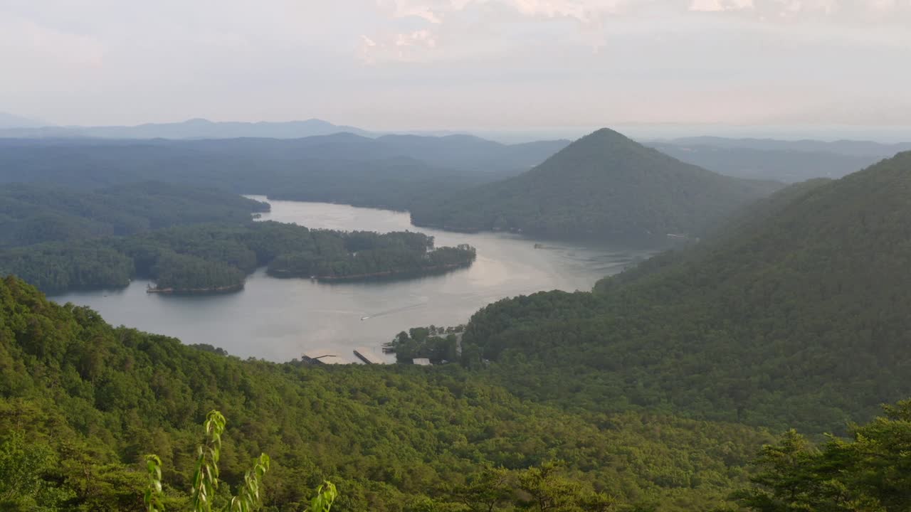 женщина смотрит на горный пейзаж в штате теннесси
