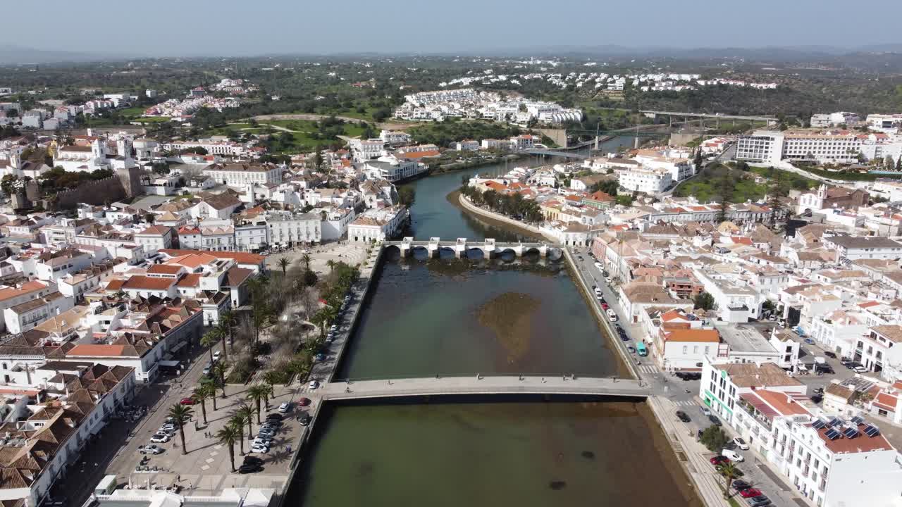 El río Galao, Tavira, Algarve, Portugal, toma de dron ascendiendo desde el mar