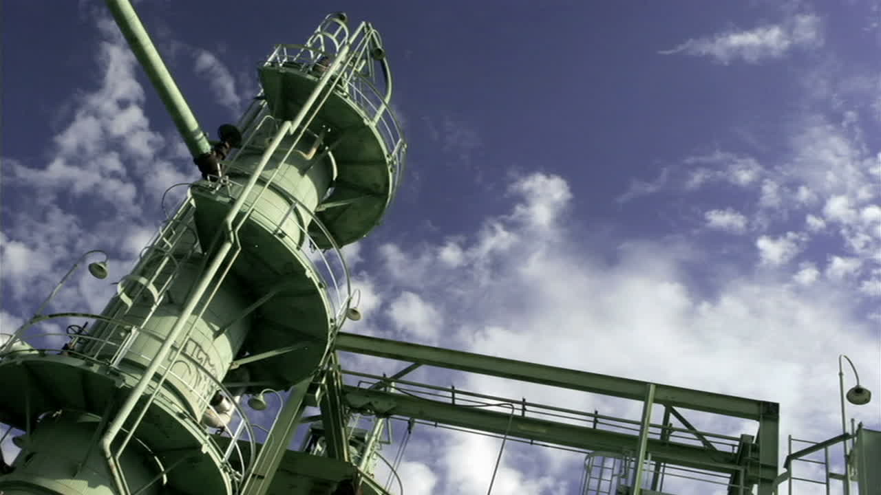 정유 공장 뒤에 떠다니는 구름