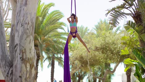 mujer practicando yoga aeróbico al aire libre