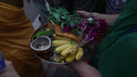 festival thaipusam, preparación para la oración.