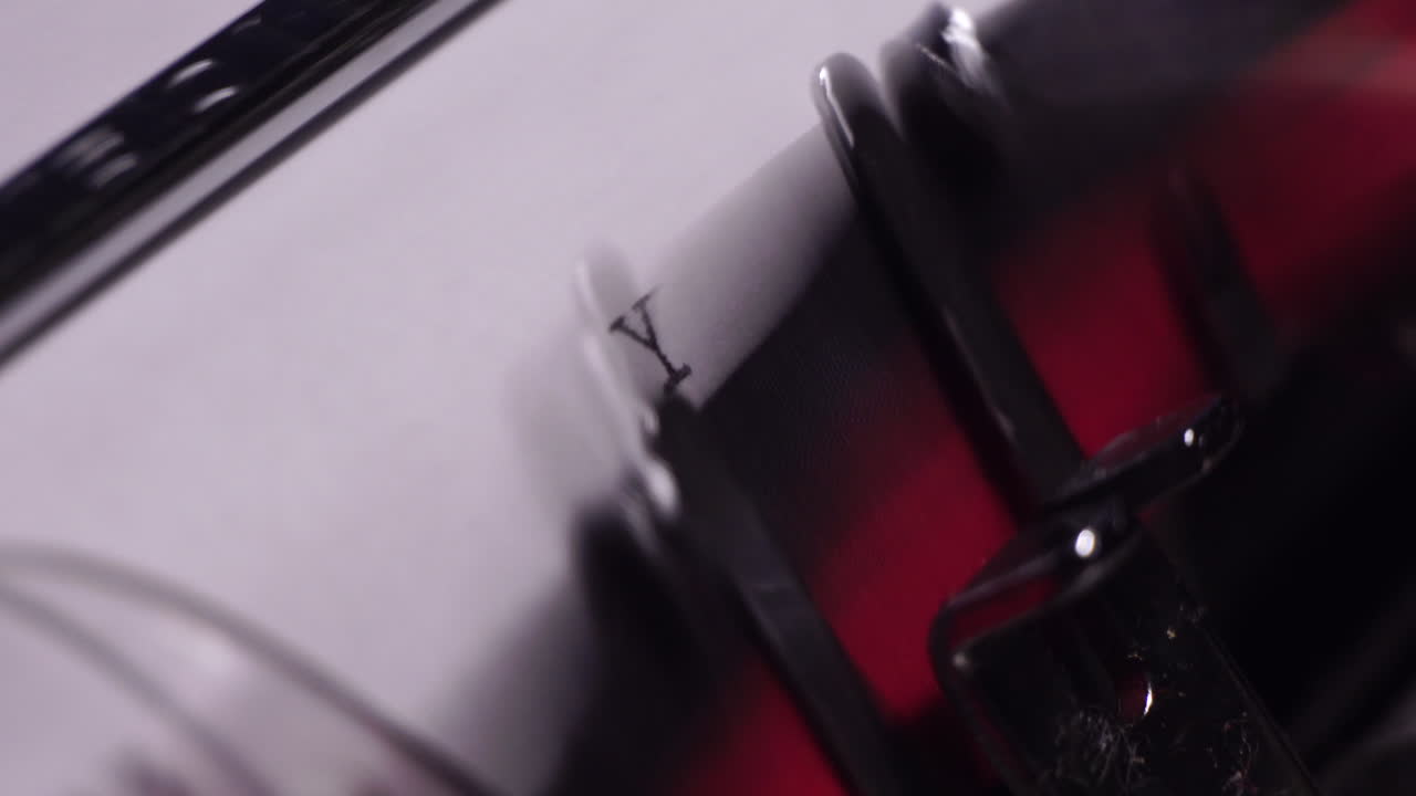 1974 год, пишу на пустой белой бумаге на старинной пишущей машине, крупный план