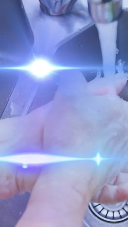 animación de la luz moviéndose sobre las manos de una mujer mayor lavando en el fregadero de la cocina