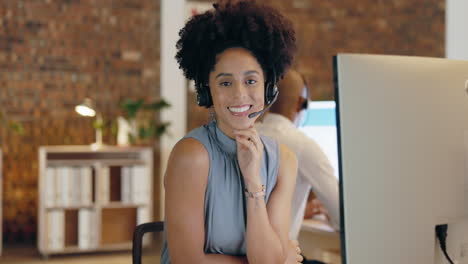 centro de llamadas, sonrisa y cara de mujer en la computadora