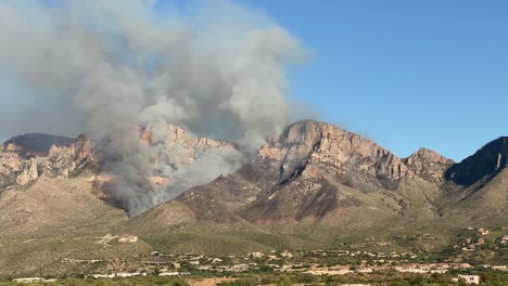 Bighorn-Fuego-En-Las-Montañas-De-Santa-Catalina,-Cerca-De-Tuscon,-Arizona,-EE.UU.