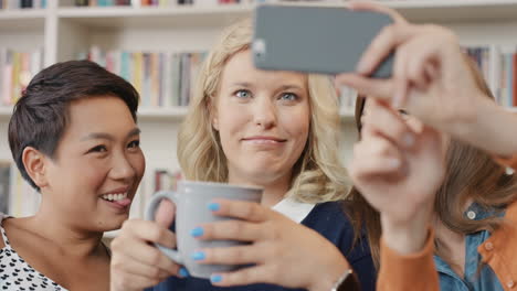 Tres-Amigos-Tomándose-Selfie-Con-Teléfono-Inteligente