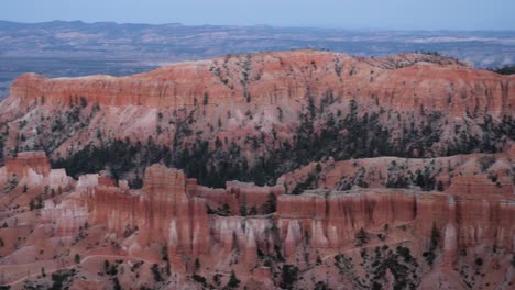 mujer con sombrero de pie en el mirador en el parque nacional bryce canyon en utah, estados unidos de américa - cámara lenta panorámica izquierda