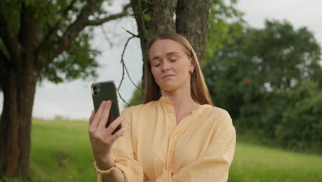 mujer, teléfono móvil, videollamada, triste