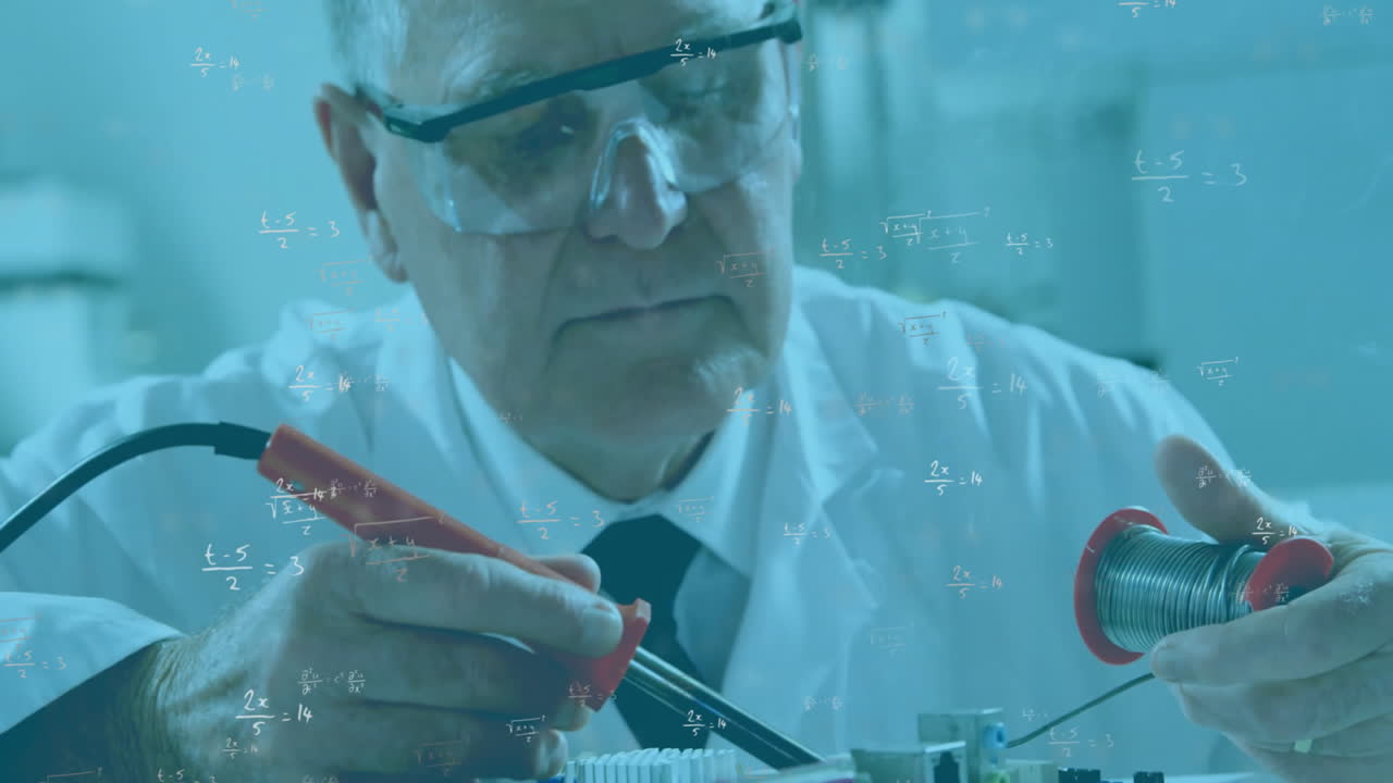 실험실에서 일하는 백인 남성 과학자에 대한 수학적 공식의 애니메이션