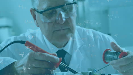 animation einer mathematischen formel über einen weißen männlichen wissenschaftler, der im labor arbeitet