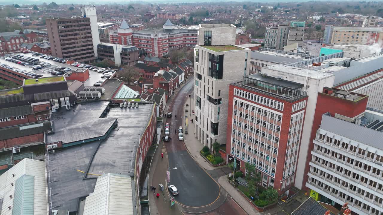 Et luftfoto af byen Norwich, der viser kirker, gader, butikker og historiske tårne