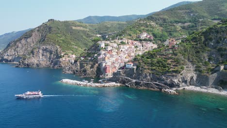 Cinque-Terre-Bootstour-Und-Das-Dorf-Riomaggiore-In-Vernazza,-La-Spezia,-Ligurien,-Italien---4K-Luftaufnahme