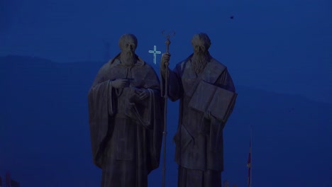 estatuas religiosas dominan el horizonte nocturno en skopje macedonia