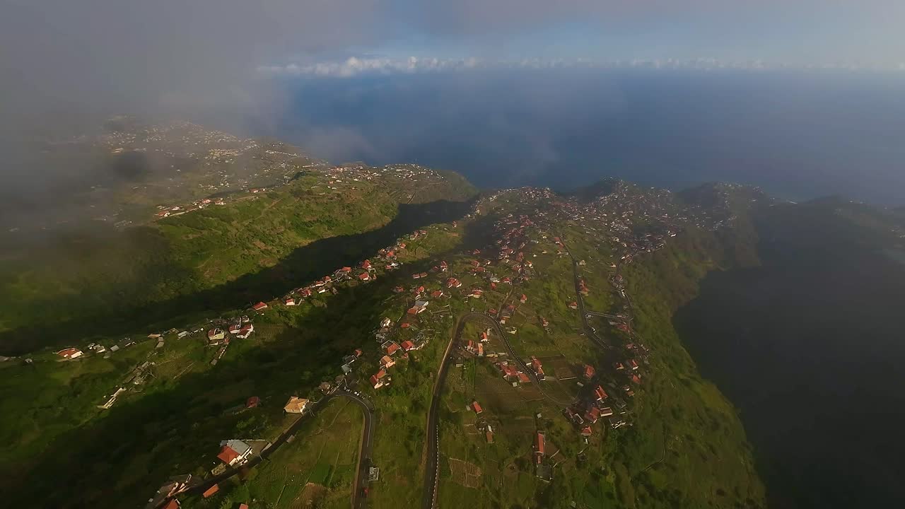 delgadas nubes grises sobre la isla de madeira, portugal
