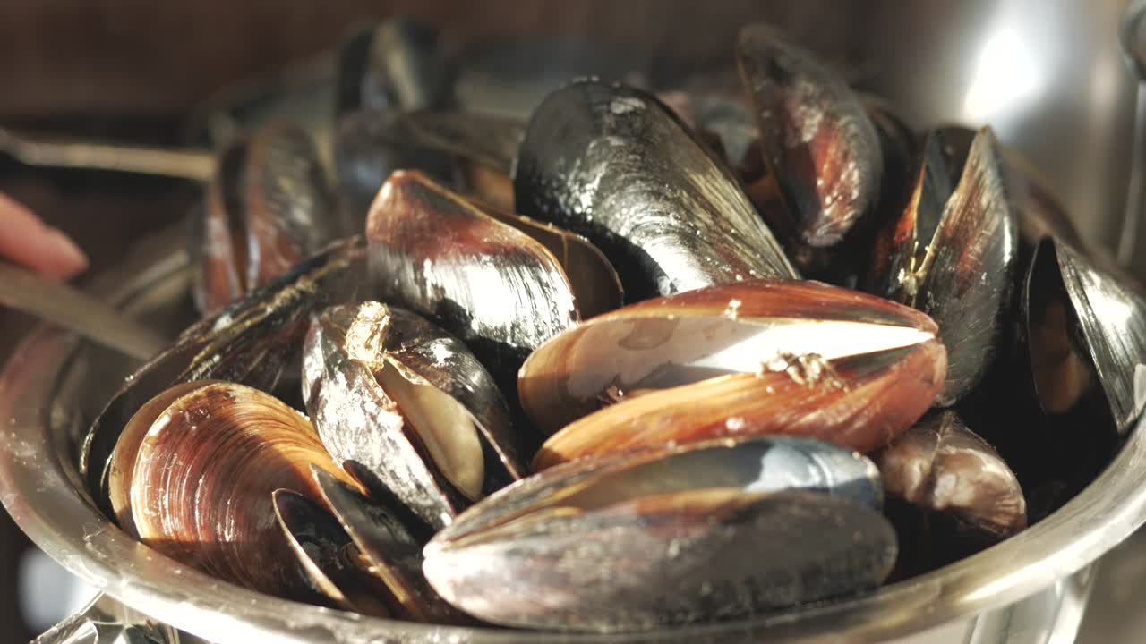 cook sea shellfish. mussels with garlic sauce