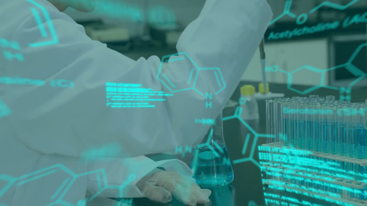 animación de procesamiento de datos con fórmula química sobre científica caucásica que trabaja en el laboratorio
