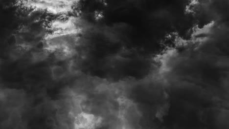 nubes grises oscuras con relámpagos y tormentas eléctricas