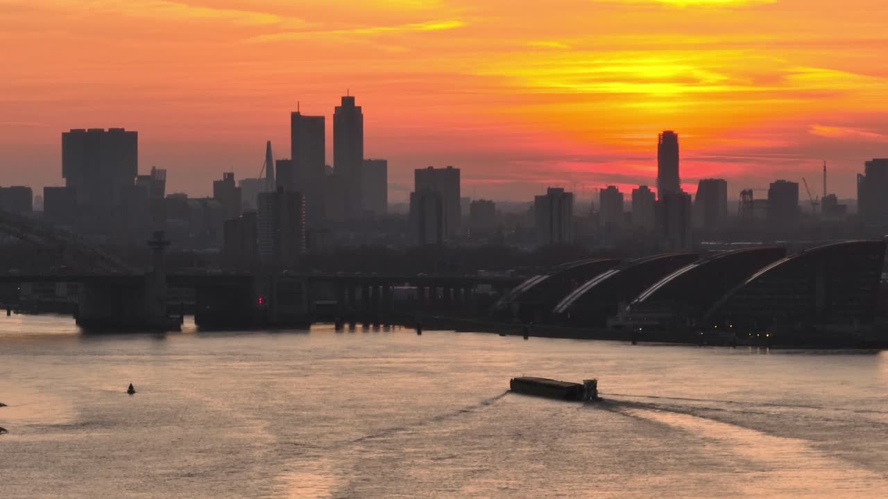 강에서 런던 스카이 라인 위의 해가 지는 모습