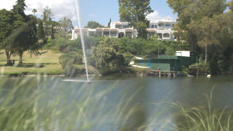 Imágenes-De-Una-Fuente-De-Agua-Disparando-Agua-A-Cámara-Lenta-En-Un-Estanque-En-Un-Campo-De-Golf-En-Marbella,-España