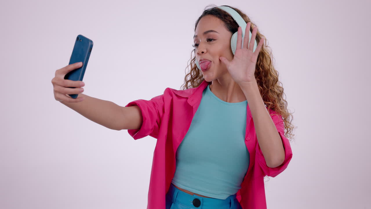 selfie, música y mujer con teléfono en un blanco