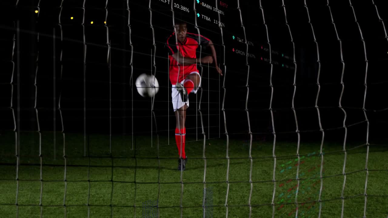 Topa yaklaşan futbolcu, ayağını yere basıp topu fileden geçirerek skorborda doğru gol atmayı hedefliyor.