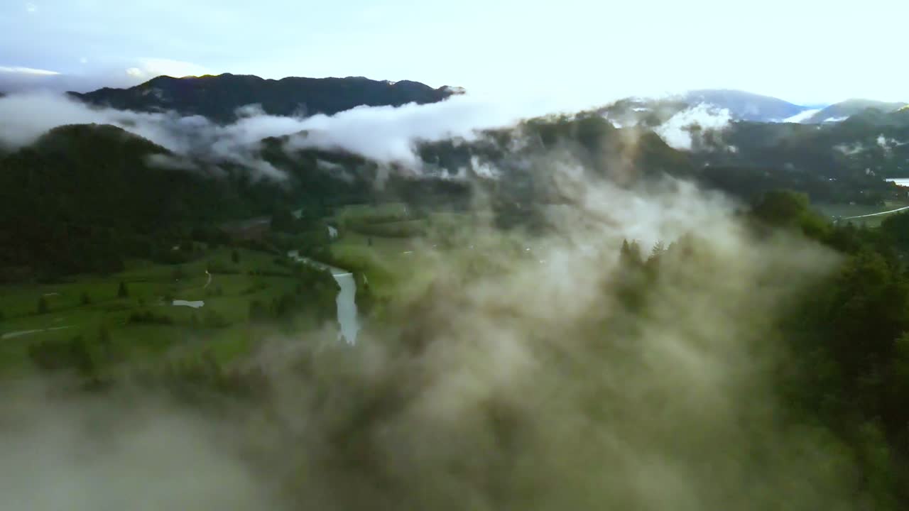 아름다운 계곡을 둘러싼 산 위의 밀집한 구름을 통해 드론 비행