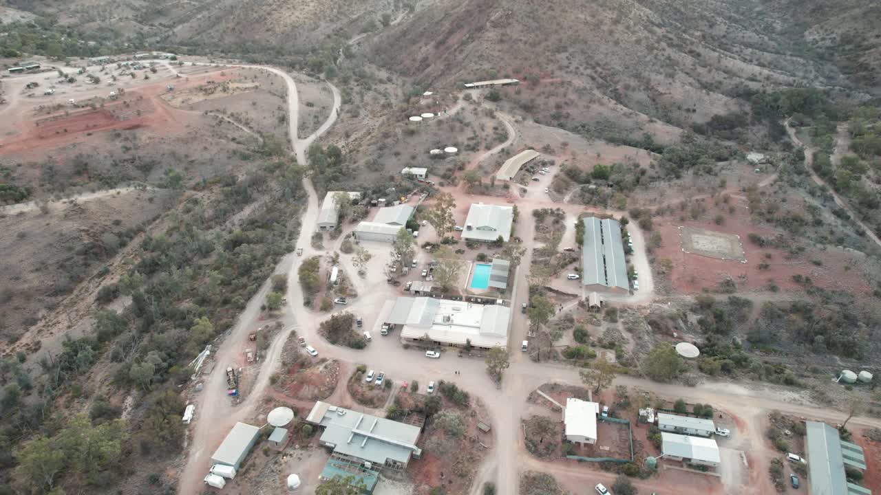vista aérea desde arriba hacia arriba del pequeño pueblo de arkaroola, paisaje rural