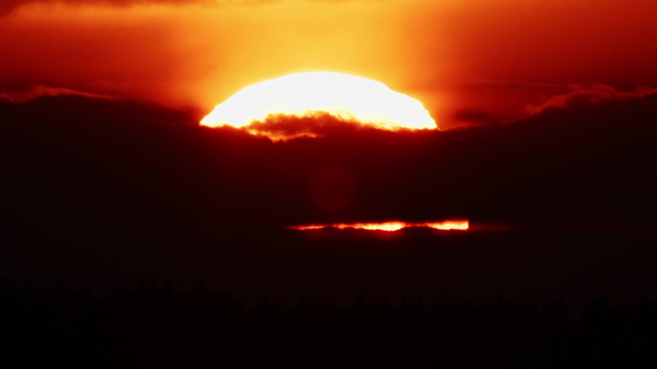 Heller goldener Sonnenuntergang, der eine moderne Stadt-Skyline beleuchtet