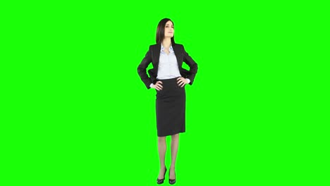 서 있는 사업가 여자가 주위를 둘러보고 있습니다.
