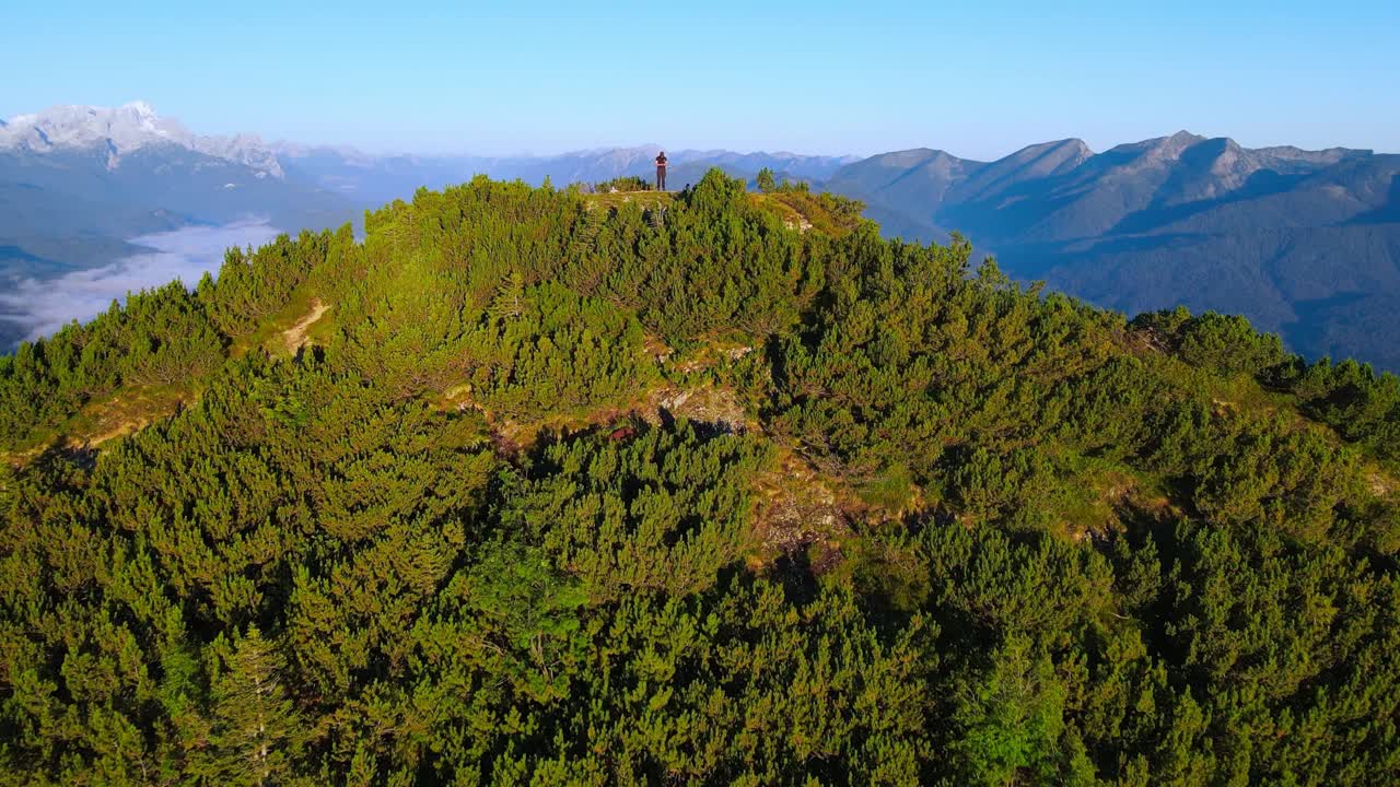 vuelo cinematográfico en los alpes al amanecer