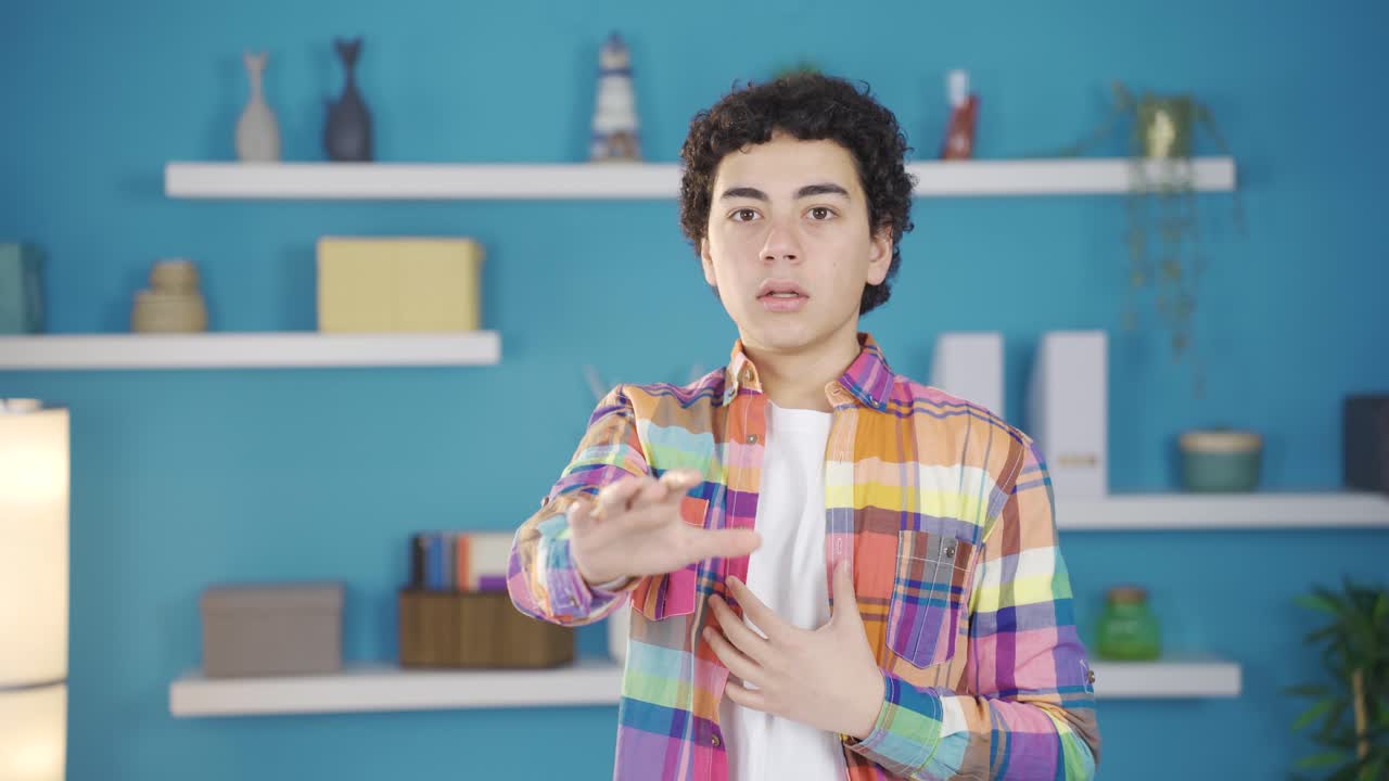 소년은 두려움과 불안으로 카메라를 쳐다보고 있습니다.