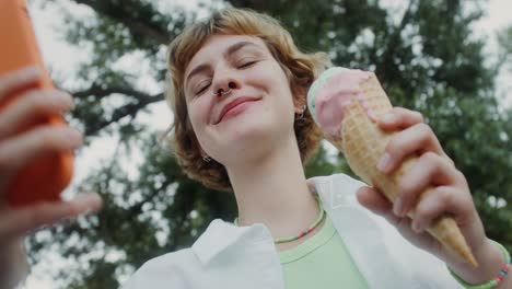 mujer disfrutando de helado al aire libre