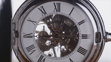 reloj mecánico que refleja la luz en movimiento 1