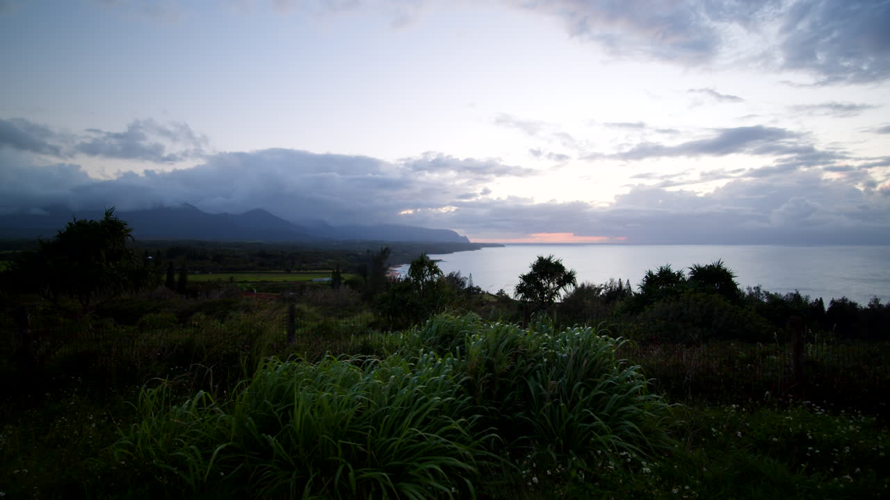 la costa de kauai desde la cima de la colina
