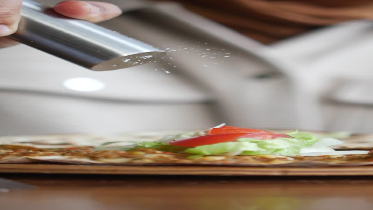 mujer comiendo pide turco