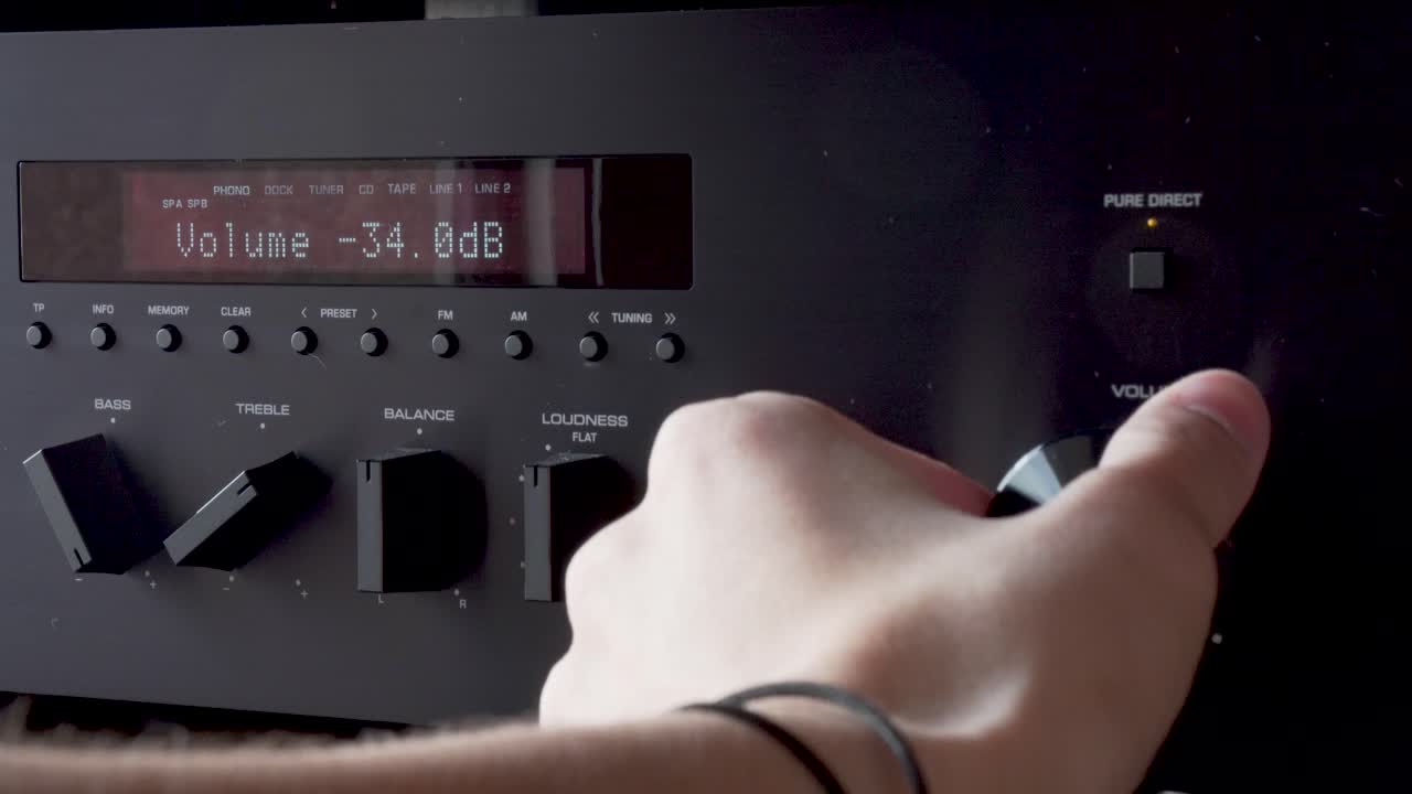 하이파이 장비에서 음악을 낮추는 손