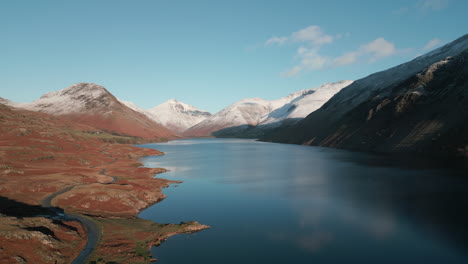 Dunkler-See,-Umgeben-Von-Bergen-Im-Winter-Mit-Schlängelnder-Straße-Im-Wasdale-Lake-District,-Großbritannien